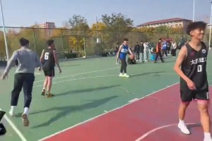 黑隊(duì)：不是哥們，什么小比賽你就戰(zhàn)斧劈扣??？