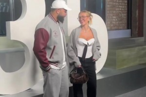 德隆-威廉姆斯與妻子合影，嫂子這身材真的不錯(cuò)呀！