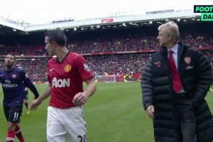 在范佩西加盟曼聯(lián)后首次與阿森納相遇時，后衛(wèi)桑托斯與他交換球衣